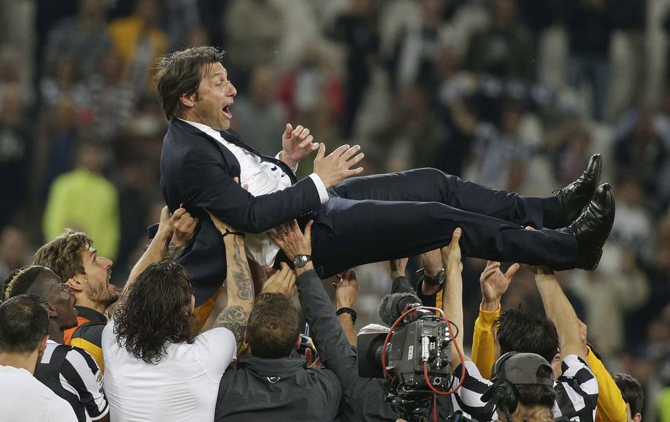 Scudetto 2013-2014: Conte portato in trionfo dai giocatori (Reuters)